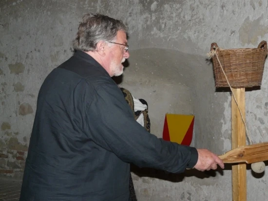 Jan Kačer na Trenčínském hradě hraje plácanou košíkovou