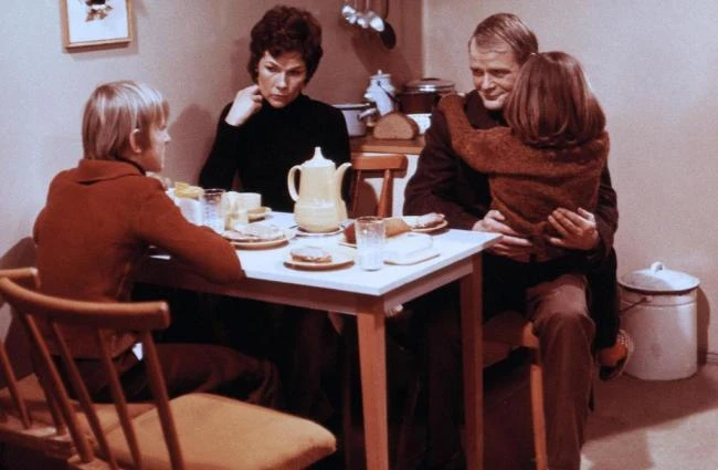Glück im Hinterhaus (1980)