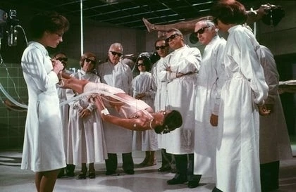 V kómatu (1978)