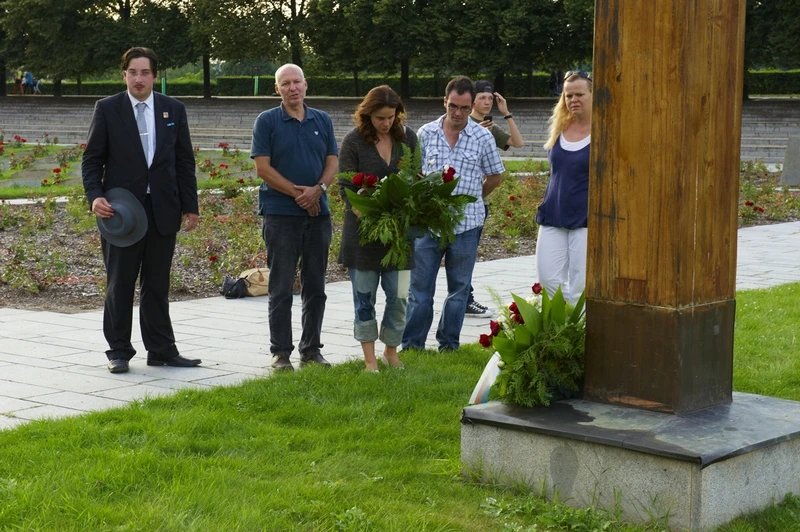 Natáčení v Terezíně - Kladení květin na památník