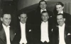 Zdroj: Comedian Harmonists Archiv / zleva dole: Harry Frommermann, Roman Cycowski, Erich Collin, Ari Leschnikoff, zleva nahoře: Robert Biberti a Erwin Bootz