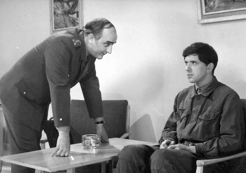 Dva muži hlásí příchod (1975)