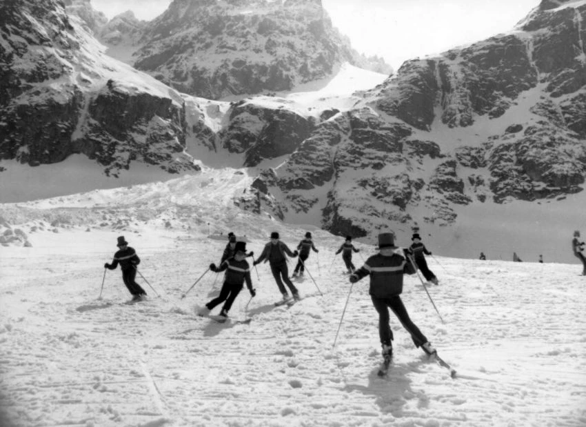 Záverečná scéna  lyžiari a herci Karneval na snehu