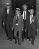 Jack Diamond (v strede) so svojimi právnikmi