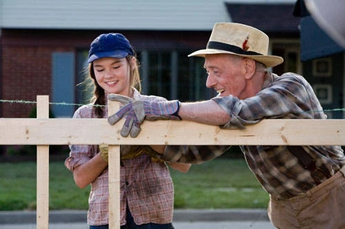 Madeline Carroll a  John Mahoney