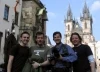 Část týmu LWR na Staroměstském náměstí v Praze: James Simak, Ewan McGregor, Claudio von Planta, Charley Boorman