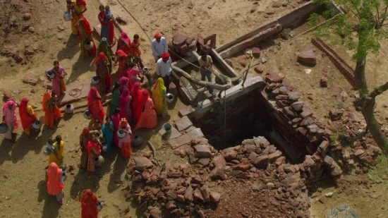 Home 13 © "HOME" – an ELZEVIR FILMS – EUROPACORP coproduction Studna blízko Khudiala, Rajasthan, India (26°26' N - 72°40' E).