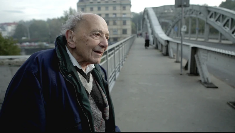 Pavel Reisz (bratr Karla Reisze) na mostě Miloše Sýkory v Ostravě při natáčení dokumentárního filmu Karel Reisz.
