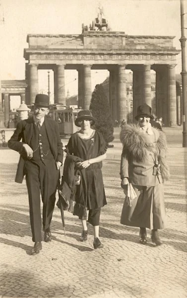 Karl Valentin s rodinou na procházce u Braniborské brány v Berlíně (cca kolem roku 1924); © Karl Valentin Erben