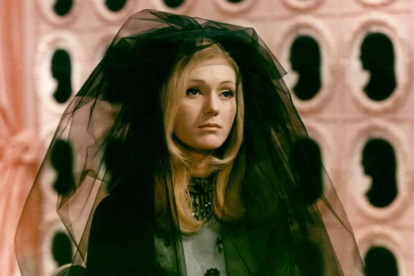 Šíleně smutná princezna (1968)