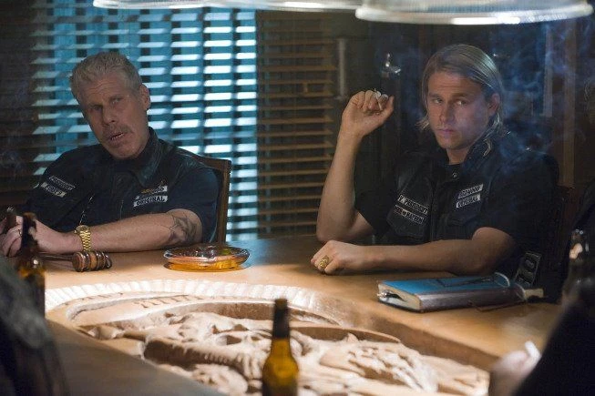 Ron Perlman, Charlie Hunnam