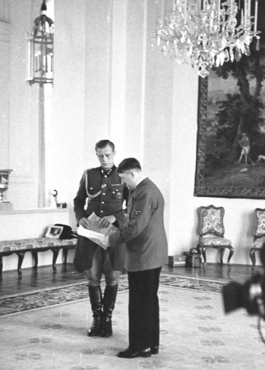Hitlerov osobný adjutant Otto Günsche a Adolf Hitler