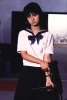 Dívčí školní uniforma a samopal (1981)