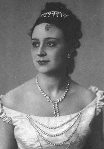 V roli Betsy v představení "Anna Karenina" z roku 1937
