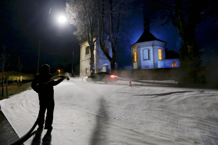 Z natáčení / Sníh / Poslední díl se odehrává o vánočním čase. Jelikož současné zimy záběrům s bílou krajinou příliš nepřejí, museli filmaři zasněžovat třiceti pytli umělého sněhu.