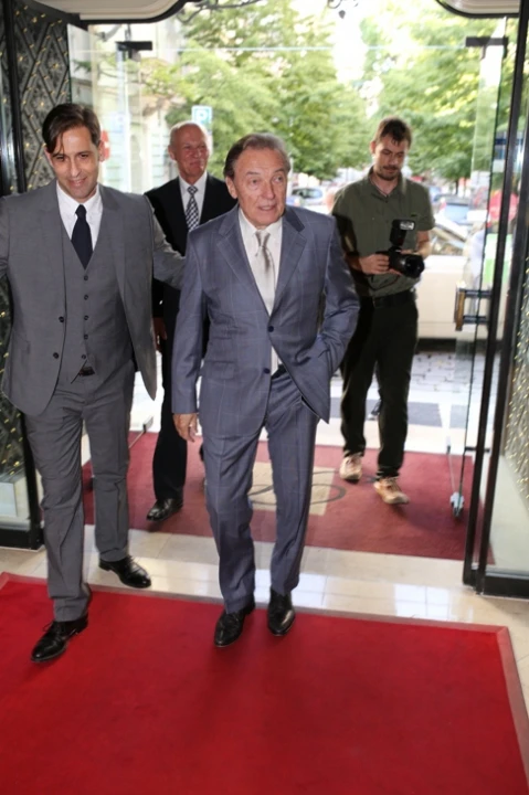 ČM_Karel Gott přijíždí na aukci do hotelu Le Palais