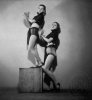 Nina Jirsíková a Jana Černá v taneční studii z Osvobozeného divadla, 30. léta 20. století