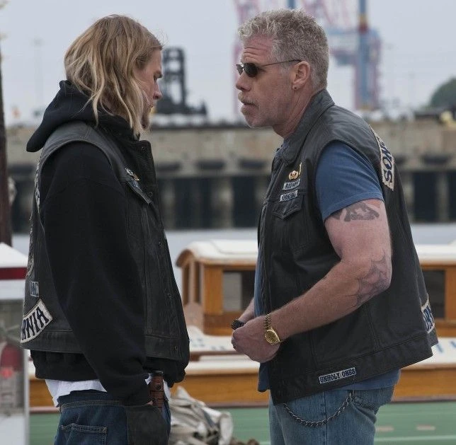 Charlie Hunnam, Ron Perlman