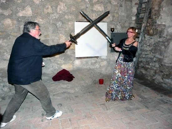 Jan Kačer šermuje s Enikö Esényi při rytířských hrách na Trenčínském hradě