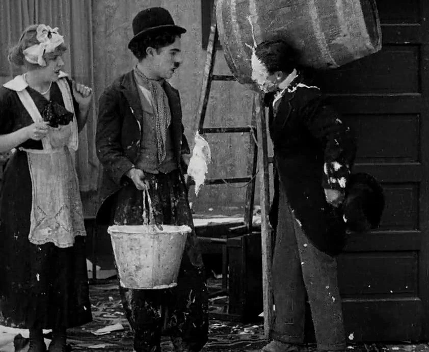 Chaplin lepičem tapet (1915)