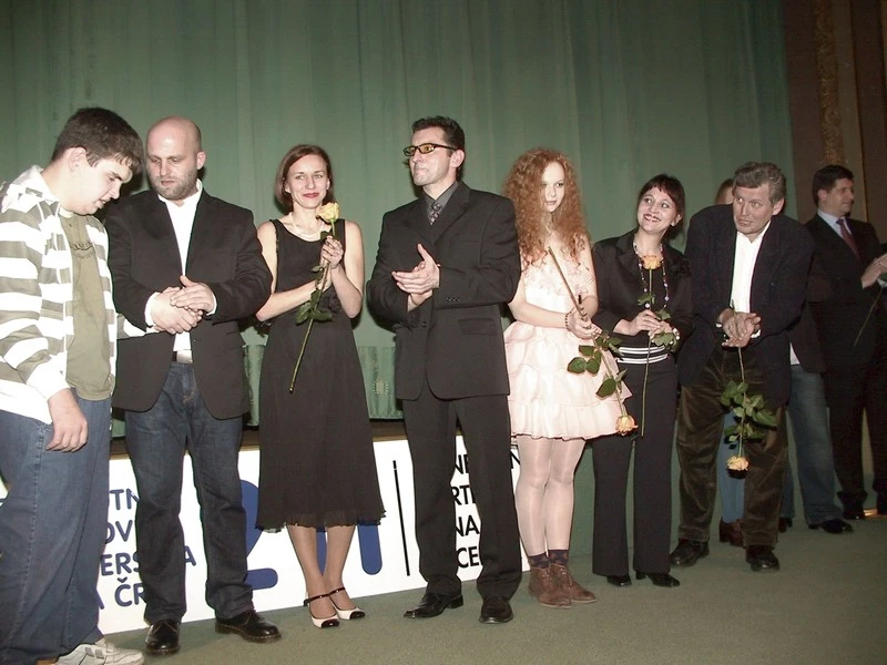 z premiéry: Hynek Čermák,  Zita Morávková, Ondřej Vetchý, Anna Linhartová, Alena Mihulová ,Miroslav Hanuš
