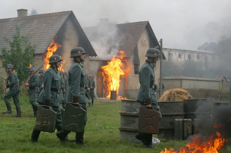 Vypálení Lidic - Vojáci zapalují domy v Lidicích