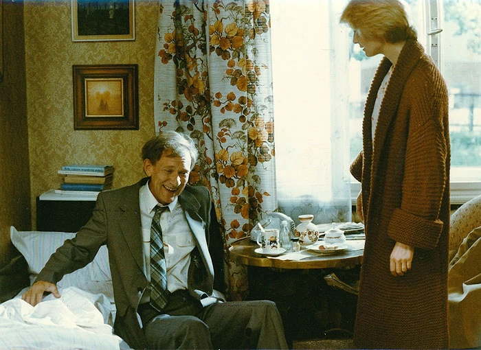 Všichni musí být v pyžamu (1985)