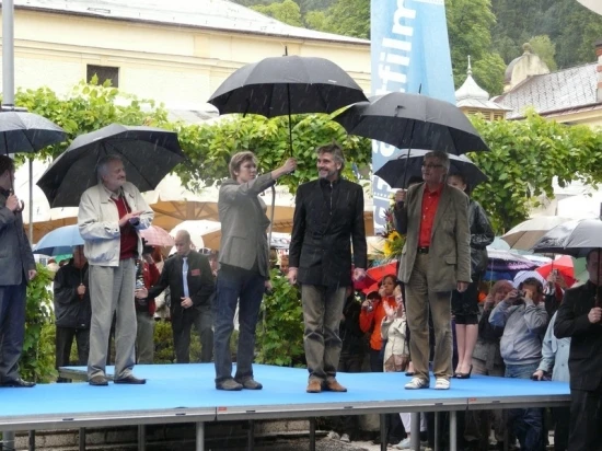 Jeremy Irons byl přivítán i v prudkém dešti velkým počtem svých fanoušků