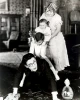 On opatruje děti (1921)