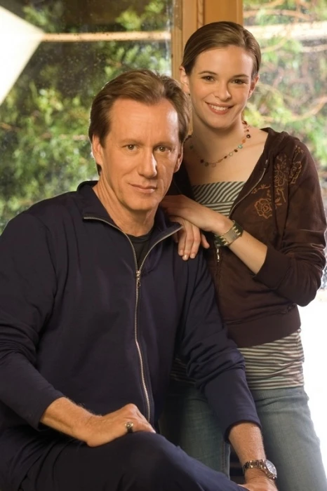James Woods a  Danielle Panabaker