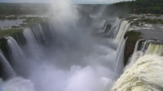 © "HOME" – an ELZEVIR FILMS – EUROPACORP coproduction Vodopády Iguazú, Misiones provincie, Argentina a Brazílie (25°42' S – 54°26' W)