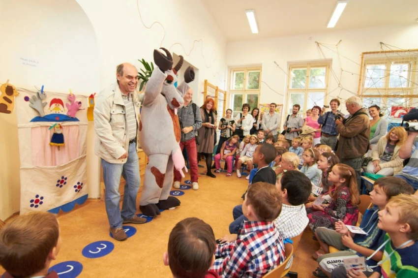 Koza vítala prvňáky ve škole - Táborský a Koza vítají děti ve škole.