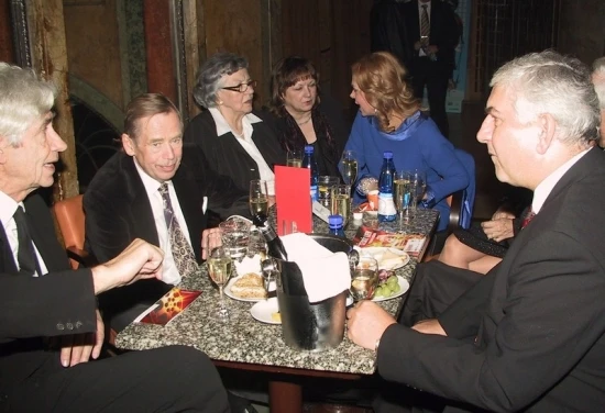 Český lev 2008 - zleva jan Kaplický, Václav Havel, dvě neznámé dámy, Dagmar Veškrnová - Havlová a Miroslav Donutil