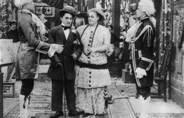 Chaplin honí dolary (1914)
