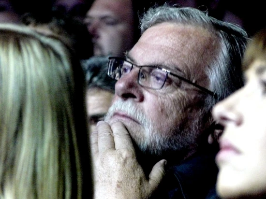 Jan Kačer pozorně sleduje zahájení festivalu