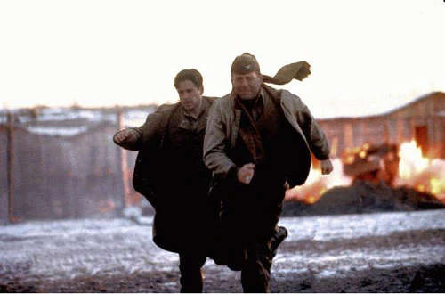Bruce Willis a Colin Farrell utíkají před výbuchem.