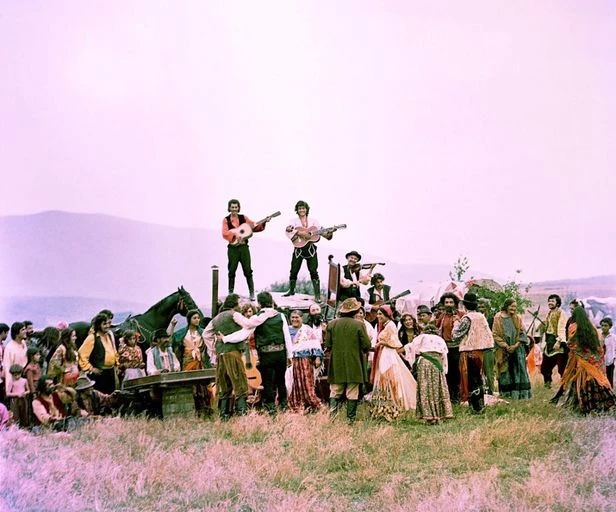 Cikáni jdou do nebe (1976)