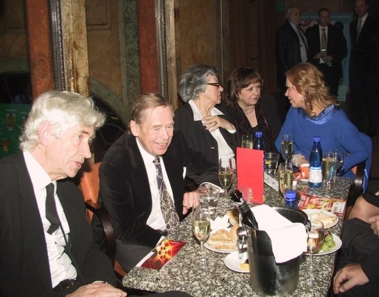 Český lev 2008 - zleva jan Kaplický, Václav Havel, dvě neznámé dámy a Dagmar Veškrnová - Havlová