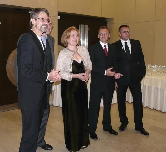 Jeremy Irons, mírně schovaný Milan Lasica, Magda Vašáryová a programový ředitel Peter Nágel