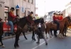 Starý kovboj rozdává brašny s filmem. Westernový průvod, pony express a koňokino.