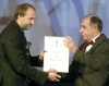 Zvláštní uznání poroty soutěže Na Východ od Západu pro Michala Rosu: přebírá Marcin Koszalka (2009)