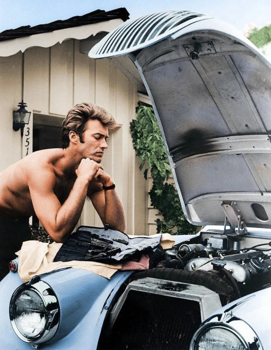 Clint Eastwood pracuje na Jaguár XK 120 v roce 1960