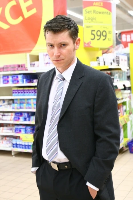 Ian jako hypermarketový manager.