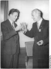 Peter Hacks (vlevo) a Fritz Erpenbeck; foto z 24. ledna 1956 - předání Lessingovy medaile na ministerstvu kultury, zdroj: Bundesarchiv