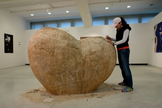 Cor Populi umělý kámen - interaktivní socha 2,1x1,5x1,2m, 2008