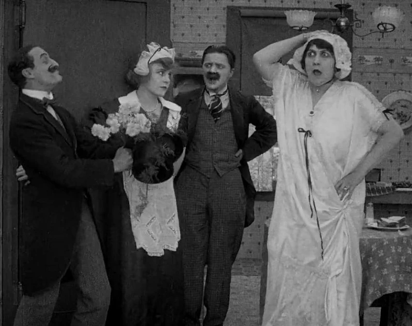 Chaplin lepičem tapet (1915)