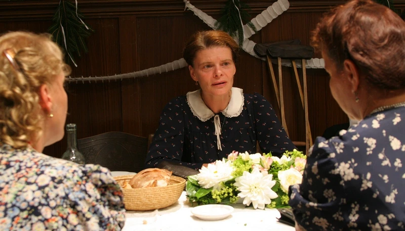 Lidická svatba Jaruš a Fialy - Anežka sedí u čestného stolu Zuzana Bydžovská
