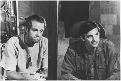 Mike Farrell a  Alan Alda