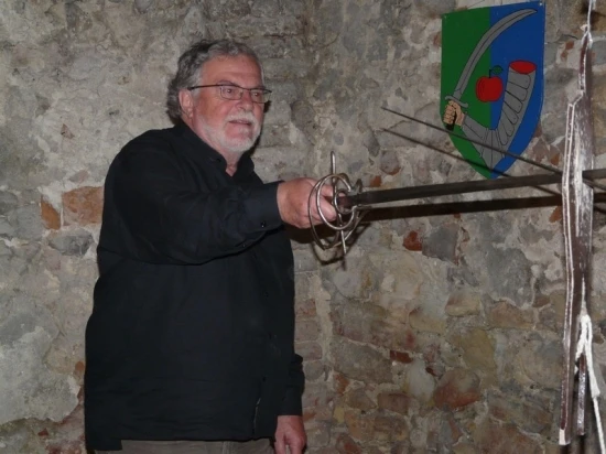 Při šermu na cíl na Trenčanském hradě v rámci rytířských her