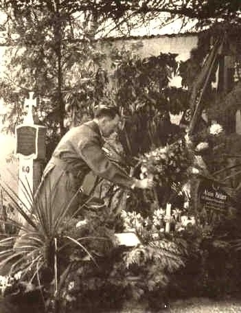Hitler pri hrobe rodičov
